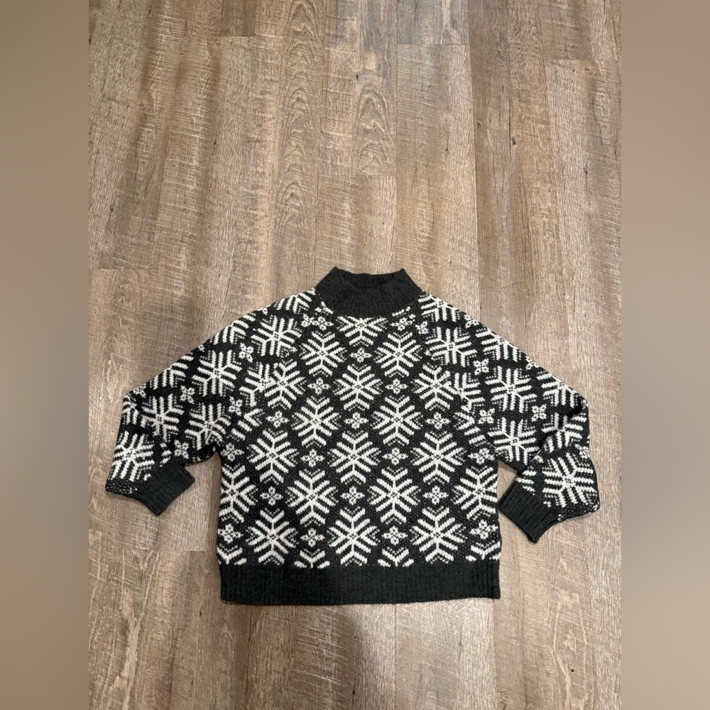 Old Navy Snowflake Turtleneck Sweater. size large